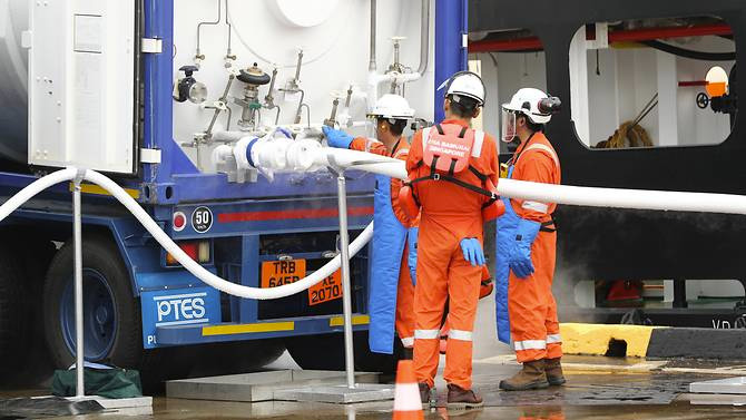 First LNG bunkering demonstration carried out in Singapore (Channel NewsAsia Online) First LNG bunkering demonstration carried out in Singapore (Channel NewsAsia Online)